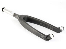 Load image into Gallery viewer, AVIAN VERSUS 20" CARBON PRO TAPERED FORKS